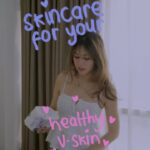 Vanesha Prescilla Instagram - skincare, tapi buat ms. v? coba jujur deh siapa yang biasanya cuma perawatan area tubuh yang terlihat aja kayak wajah, badan dan juga rambut, padahal ada area penting yang gaboleh di skip untuk selalu dirawat dan dijaga kebersihannya, yaitu area-area yang tertutup dan tak terlihat seperti area kewanitaan🎀 tauu kan kalo area kewanitaan yang kurang dijaga kebersihan dan kesehatannya bisa menyebabkan iritasi dan infeksi? nah makanya tiap perempuan harus melakukan V care, salah satunya dengan memilih pembalut yang tepat saat menstruasi agar kulit ga lembab dan iritasi.. dan aku udah pasti pilih Laurier Healthy Skin yang punya teknologi 3D pori bergelombang yang bisa ningkatin 80% sirkulasi udara supaya area kewanitaan kita bisa tetap bernafas, permukaanya lembut dan bisa serap cairan cepet banget, jadi permukaan pembalutnya tetap lembut dan kering, dan dermatology tested atau teruji klinis bisa cegah iritasi, jadi gak perlu khawatir lagi deh buat kalian yang punya kulit sensitif <333 thats whyy! jaga area kewanitaan kamu dengan perhatikan kebersihannya dan gunakan Laurier Healthy Skin saat menstruasi supaya gak worry sama lembab dan iritasi! lets get your healthy v skin with Laurier Healthy Skin