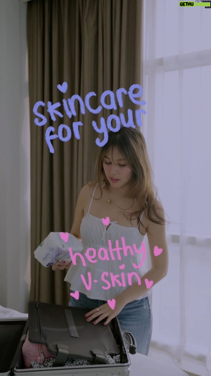 Vanesha Prescilla Instagram - skincare, tapi buat ms. v? coba jujur deh siapa yang biasanya cuma perawatan area tubuh yang terlihat aja kayak wajah, badan dan juga rambut, padahal ada area penting yang gaboleh di skip untuk selalu dirawat dan dijaga kebersihannya, yaitu area-area yang tertutup dan tak terlihat seperti area kewanitaan🎀 tauu kan kalo area kewanitaan yang kurang dijaga kebersihan dan kesehatannya bisa menyebabkan iritasi dan infeksi? nah makanya tiap perempuan harus melakukan V care, salah satunya dengan memilih pembalut yang tepat saat menstruasi agar kulit ga lembab dan iritasi.. dan aku udah pasti pilih Laurier Healthy Skin yang punya teknologi 3D pori bergelombang yang bisa ningkatin 80% sirkulasi udara supaya area kewanitaan kita bisa tetap bernafas, permukaanya lembut dan bisa serap cairan cepet banget, jadi permukaan pembalutnya tetap lembut dan kering, dan dermatology tested atau teruji klinis bisa cegah iritasi, jadi gak perlu khawatir lagi deh buat kalian yang punya kulit sensitif <333 thats whyy! jaga area kewanitaan kamu dengan perhatikan kebersihannya dan gunakan Laurier Healthy Skin saat menstruasi supaya gak worry sama lembab dan iritasi! lets get your healthy v skin with Laurier Healthy Skin