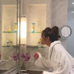 Vanesha Prescilla Instagram - get unready with me! setelah hari yang panjaaaanggg... pengen banget manjain diri pake @garnierindonesia biar #BebasDramaJerawat <3 Skincare Favorit akuuuu Bright Complete Anti Acne Serum yang punya 4% bahan aktif gabungan Vit C + Niacinamide buat mencerahkan noda bekas jerawat, Salicylic acid + AHA buat lawan jerawat.. cukup 1 serum ajaa! yuuk cobain biar gak #DRAWAT alias Drama Jerawat! @garnierindonesia