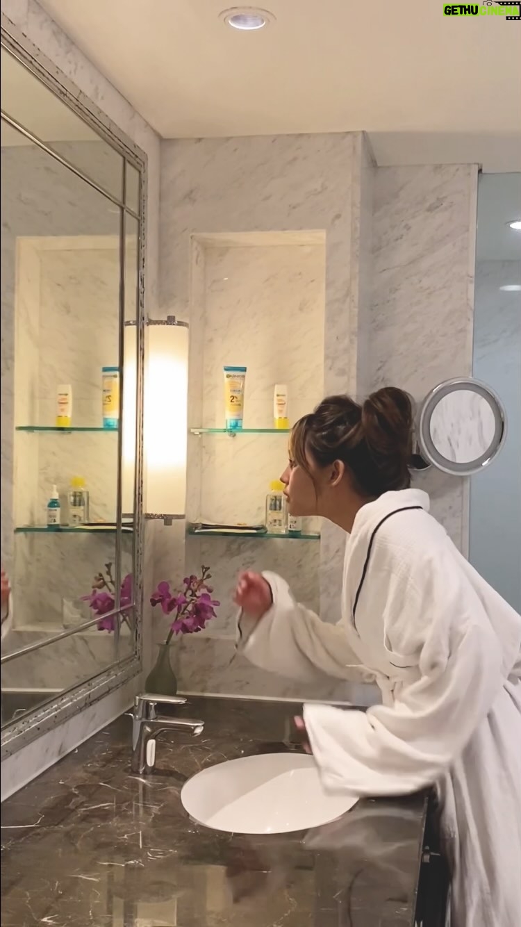 Vanesha Prescilla Instagram - get unready with me! setelah hari yang panjaaaanggg... pengen banget manjain diri pake @garnierindonesia biar #BebasDramaJerawat <3 Skincare Favorit akuuuu Bright Complete Anti Acne Serum yang punya 4% bahan aktif gabungan Vit C + Niacinamide buat mencerahkan noda bekas jerawat, Salicylic acid + AHA buat lawan jerawat.. cukup 1 serum ajaa! yuuk cobain biar gak #DRAWAT alias Drama Jerawat! @garnierindonesia