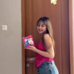 Vanesha Prescilla Instagram - calling all team non-wing! ✨✨ liat deh Laurier ngeluarin pembalut non-wing yang panjangnya 30 cm! bentuk belakangnya juga unik banget, V-Back Shape yang serap 2x sampai belakang✌🏻 jadi bakal fit bgt sama badan kamuuu. Laurier Fit Shape namanya! penyerapannya juga 2x lebih banyak dari pembalut maxi loooh. anti ribet, gak perlu dobel pembalut lagi deh😋 cepettt beli dan ikutan #FixPalingFit Review and Win untuk menangin Samsung Galaxy A34 5G, Remington 3in1 Hairdryer, Dumpling Bag Beyond The Vines, produk hampers Laurier Fit Shape, dan hadiah lainnya total jutaan rupiah! check langsung info lengkapnya di @laurierid ya!