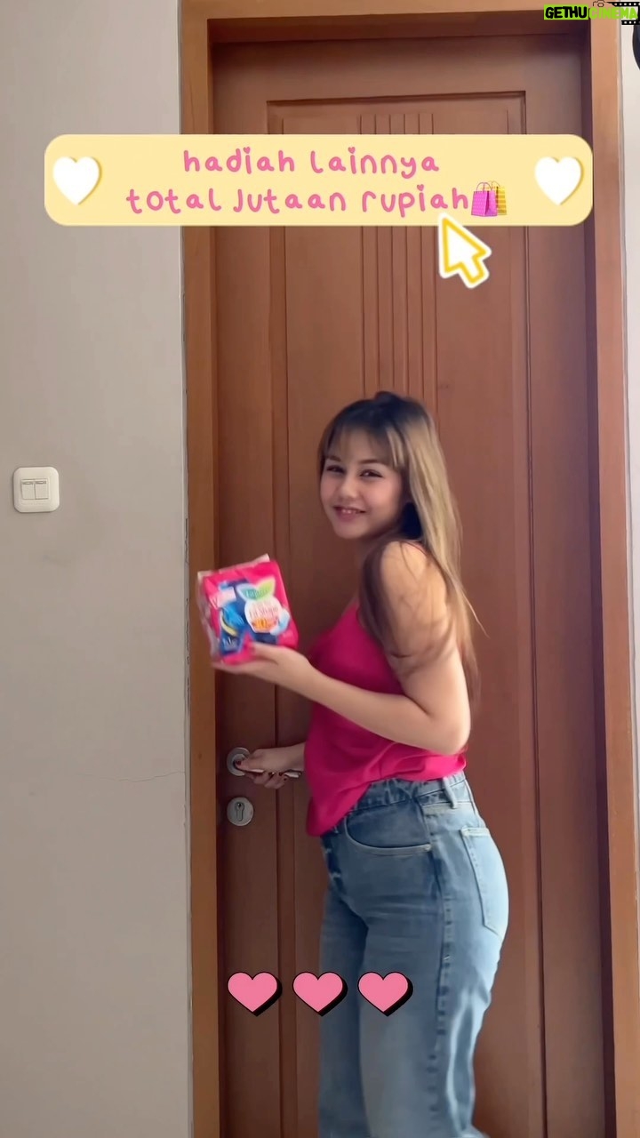 Vanesha Prescilla Instagram - calling all team non-wing! ✨✨ liat deh Laurier ngeluarin pembalut non-wing yang panjangnya 30 cm! bentuk belakangnya juga unik banget, V-Back Shape yang serap 2x sampai belakang✌🏻 jadi bakal fit bgt sama badan kamuuu. Laurier Fit Shape namanya! penyerapannya juga 2x lebih banyak dari pembalut maxi loooh. anti ribet, gak perlu dobel pembalut lagi deh😋 cepettt beli dan ikutan #FixPalingFit Review and Win untuk menangin Samsung Galaxy A34 5G, Remington 3in1 Hairdryer, Dumpling Bag Beyond The Vines, produk hampers Laurier Fit Shape, dan hadiah lainnya total jutaan rupiah! check langsung info lengkapnya di @laurierid ya!