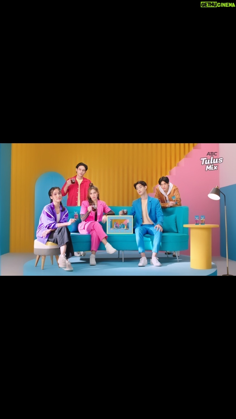 Vanesha Prescilla Instagram - im soooo happy bisa jadi part of @kopiabctulusmix kopi yang flavor nya super unikk 🥰 aku #TimBubbleGum nih, unik dan asik banget rasanya aku belum pernah rasain yang kaya gini. kamu harusss cobain juga deh dan jangan lupa ikutin social medianya @kopiabctulusmix yaa 😊 #KopiABCTulusMix #RasanyaUnikGayanyaAsik