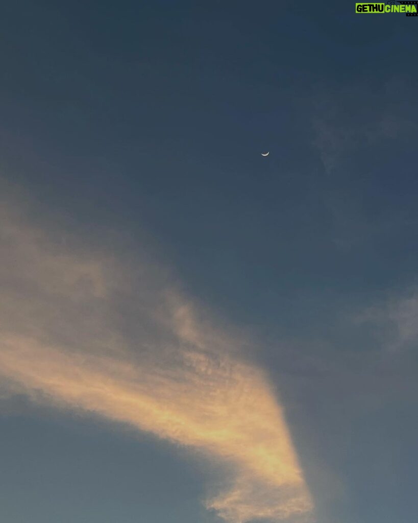 Vanesha Prescilla Instagram - the moon showed up agaiiinn. hiiiii