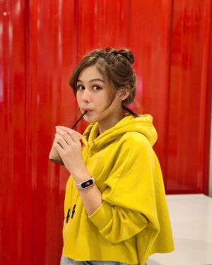 Vanesha Prescilla Instagram - hi! siapa yang punya moment of truth dan harus diabadikan.. ceritain dong ke aku! karna kamu bisa menangin kesempatan buat dapetin 2 OPPO Band untuk 2 orang pemenang terpilihhh! kebetulan, OPPO Indonesia juga punya ✨special cashback✨ #OPPOReno6 buat pembelian IoT nih di tanggal 17 september - 3 October! 
 
kalo moment of truth aku sih, setiap quality time sama orang orang terdekat.. disitu aku bisa kasihliat ekspresi apapun! pasti happy! kalo kamu apa nih moment of truth nya? 

-Follow @OPPOindonesia dulu
-Komen moment of truth kamu di kolom komentar posting ini
-Pakai hashtag #OPPOIndonesia dan #EveryEmotionInPortrait
-Mention @OPPOIndonesia
-Tag 3 orang buat ikutan juga
-Challenge ini berlangsung dari tanggal 17 September- 28 September dan akan diumumkan di IG @OPPOIndonesia tanggal 1 October!

Good luck ya semua! 💚