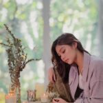 Vanesha Prescilla Instagram – suka ga sama suasana kalo lagi hujan? 🌧suara hujan dan wangi rumputnya.. i do love rain. it makes me happy but calm.. dan pas buat nostalgia☁️☁️

my emotion can perfectly captured in potrait with #OPPOReno6 💚 coming soon! @oppoindonesia 

#shotonOPPO #OPPOIndonesia 
#EveryEmotioninPortrait #VideoPortraitExpert