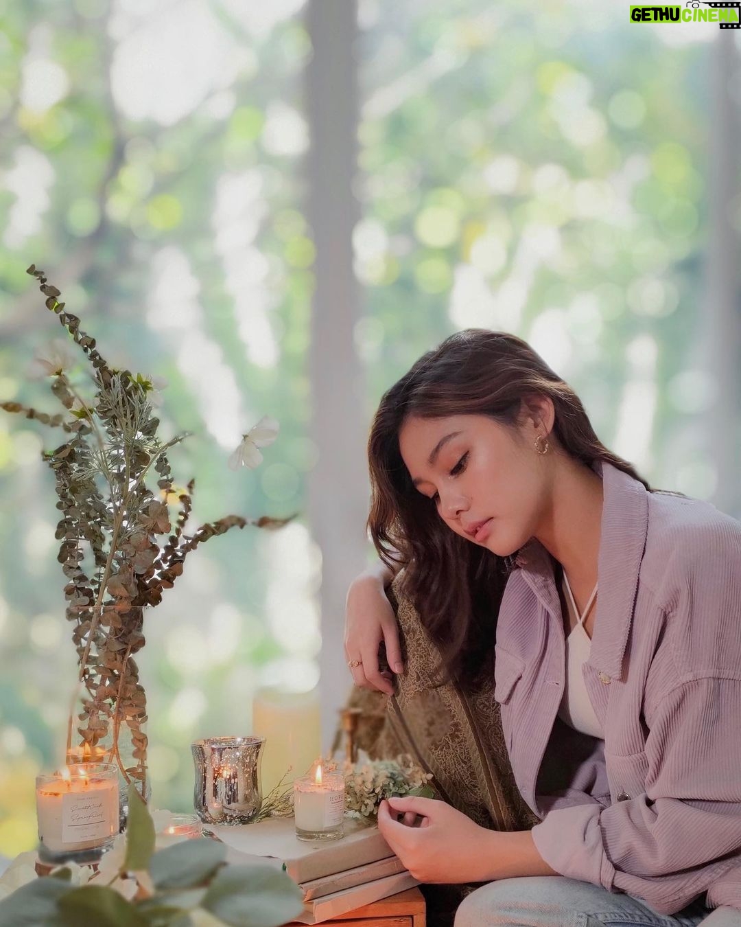 Vanesha Prescilla Instagram - suka ga sama suasana kalo lagi hujan? 🌧suara hujan dan wangi rumputnya.. i do love rain. it makes me happy but calm.. dan pas buat nostalgia☁️☁️ my emotion can perfectly captured in potrait with #OPPOReno6 💚 coming soon! @oppoindonesia #shotonOPPO #OPPOIndonesia #EveryEmotioninPortrait #VideoPortraitExpert