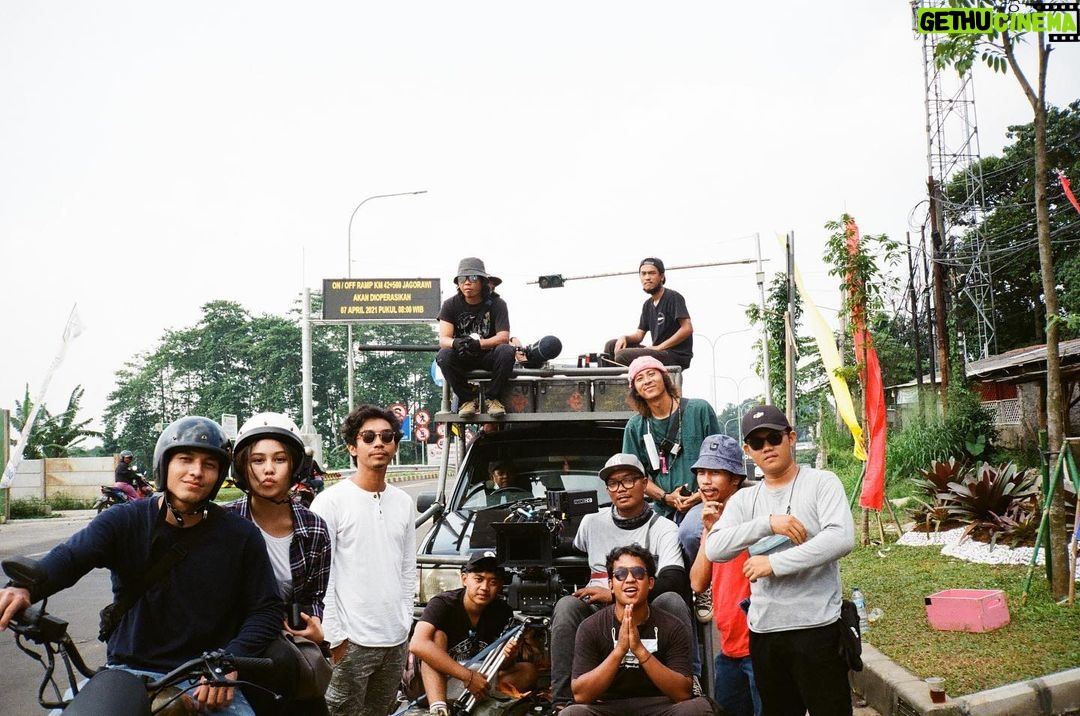 Vanesha Prescilla Instagram - thursday!! akhirnya episode 1-8 paradise garden ready to watch di @vidiodotcom! thank you semua yang udah nonton dan support! see u next season.. kalo ada π gimana bapak dan ibu sutradara? @tommydewo @ginantirona