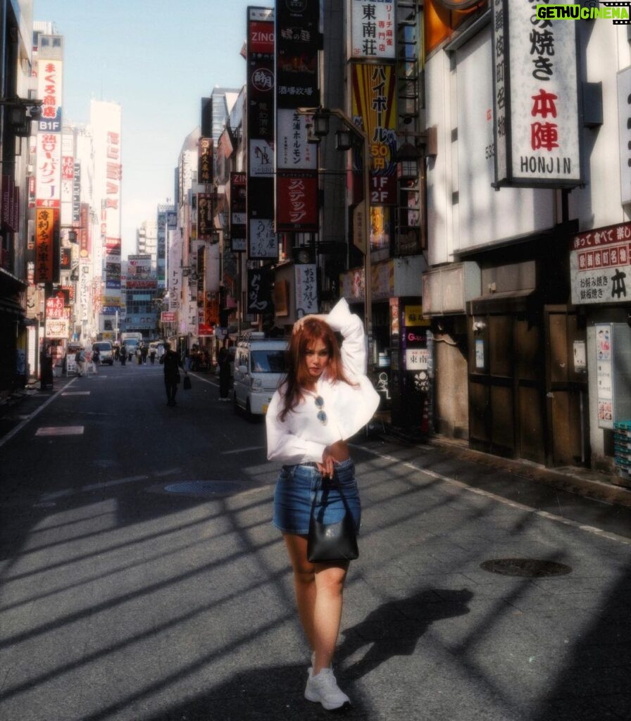 Vanesha Prescilla Instagram - dreamy tokyo with @calvinklein #mycalvins @mapfashion ✨💜 Tokyo, Japan