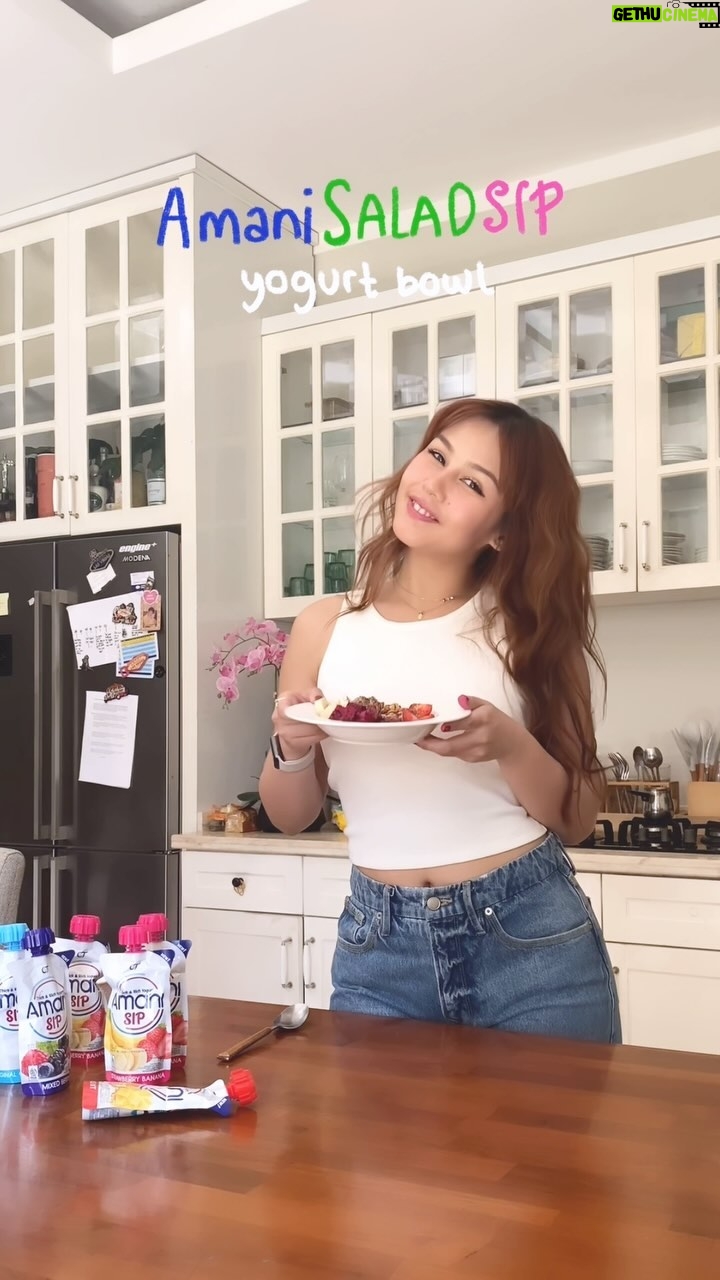 Vanesha Prescilla Instagram - my favorite at-home yogurt bowl, tasty and easy to make @amaniyogurt 🍓🫐🍇🤍