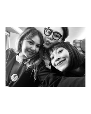 Vanesha Prescilla Instagram - akhirnya mampir lagi ke bandung!! tapi yang kali ini spesial karna diajak sama pak Presiden Jokowi sambil cobain kereta cepat yang sangat menyenangkaann! bersih, nyaman, bagus, dan hemat waktu karna total perjalanan jakarta-bandung kurang lebih cuma 45 menit, gapake macet macetan dan super cepetttt sampe 350km/h.

terimakasih pak Jokowi ❤️🤍