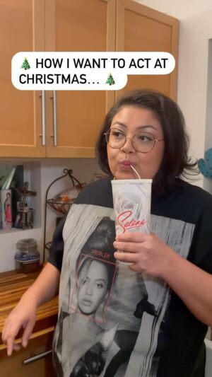 Vanessa Gonzalez Instagram - The Christmas Remix ✨🎄🧑🏽‍🎄🎅🏽⛄️🎁🤪 #comedy #merrychristmas #familytime #happyholidays #mutechallenge