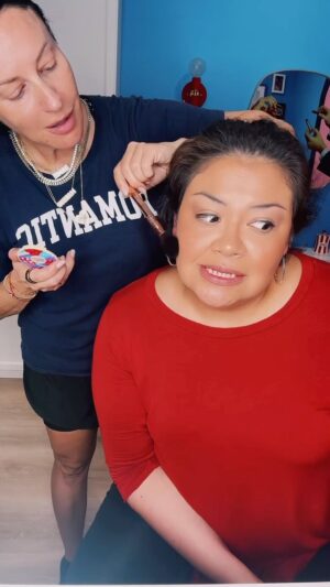 Vanessa Gonzalez Instagram - Ok I would never but this sound was too good @vanessagcomedy 

#comedy #makeupartist #mua #trendingsound #standup #vanessagonzalez #jamiemakeup