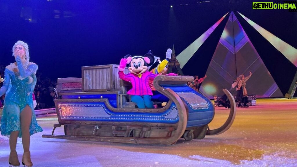 Vanessa Laine Bryant Instagram - #Frozen Disney On Ice 🧊 ⛸⛸❤ #LaFamilia ❤ #Encanto 🏡 #HolidayTradition Honda Center