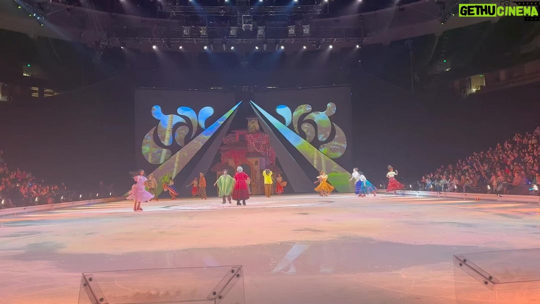 Vanessa Laine Bryant Instagram - #Frozen Disney On Ice 馃 鉀革笍鉀革笍鉂わ笍 #LaFamilia 鉂わ笍 #Encanto 馃彙 #HolidayTradition Honda Center