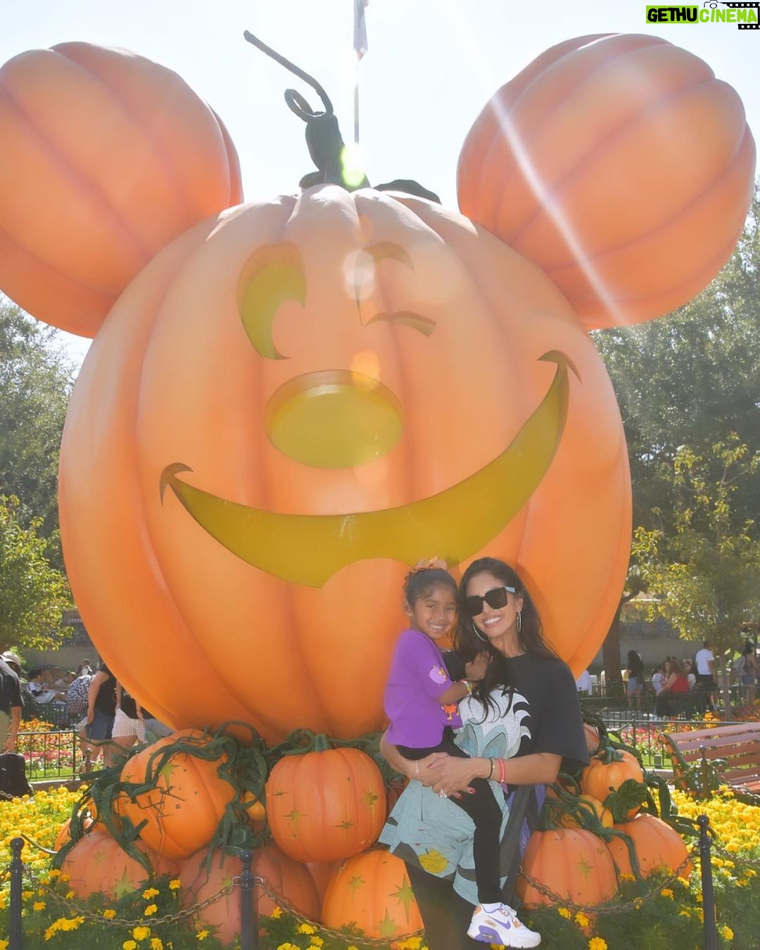 Vanessa Laine Bryant Instagram - Disney Day w/my Koko Bean ππ«Άπ½π§‘π¦