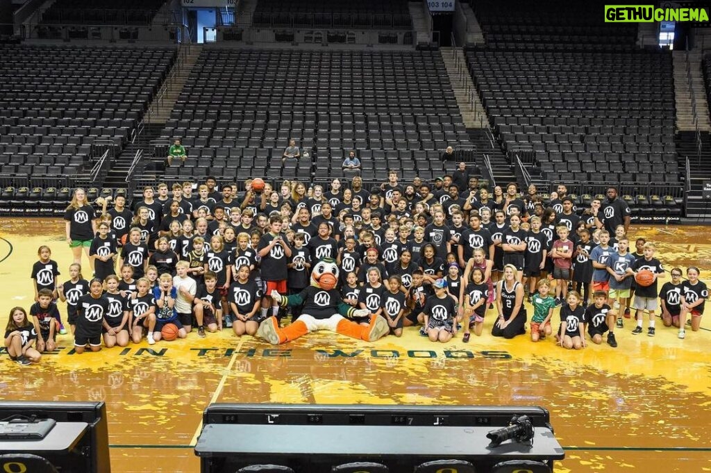 Vanessa Laine Bryant Instagram - 📍Eugene, OR -- Together with @OregonWBB & @OregonMBB, we brought our MMSF Skills Academy basketball camp to the University of Oregon!  The @GoDucks helped us to empower local youth to live an inspired life through Kobe and Gianna’s legacy.  The kids had so much fun with the players, coaches and @TheOregonDuck 🦆 We are so thankful to the entire @GoDucks program for lending their support of @mambamambacitasports in honor of Kobe and Gianna.  #PlayGigisWay ❤️ #Mamba #Mambacita #MambaForever #GoDucks @mambamambacitasports