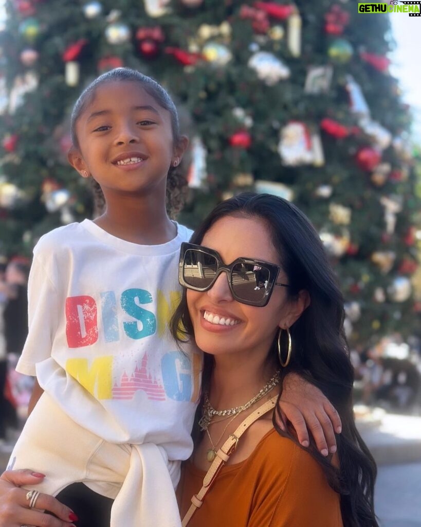Vanessa Laine Bryant Instagram - Mommy & Bianka ❤ 🏰 🎄
