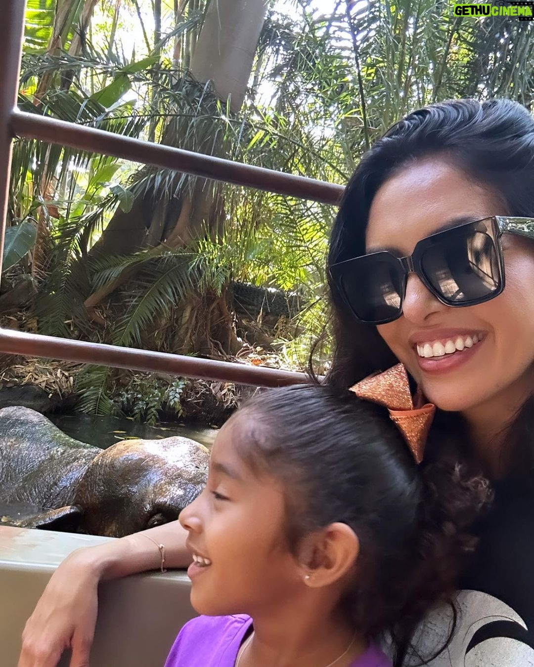 Vanessa Laine Bryant Instagram - Disney Day w/my Koko Bean ππ«Άπ½π§‘π¦