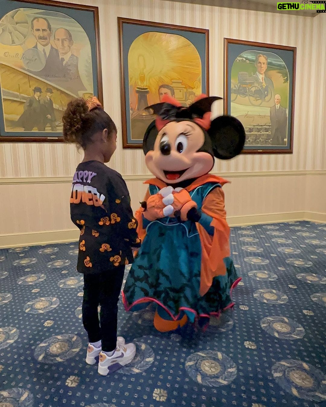 Vanessa Laine Bryant Instagram - Disney Day w/my Koko Bean ππ«Άπ½π§‘π¦