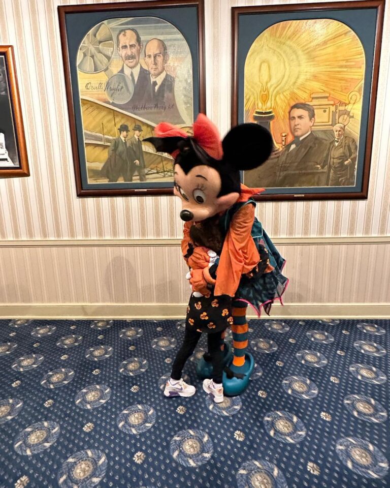 Vanessa Laine Bryant Instagram - Disney Day w/my Koko Bean 🎃🫶🏽🧡🦇