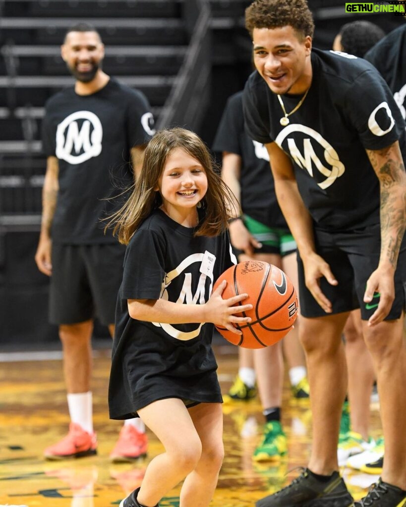 Vanessa Laine Bryant Instagram - 📍Eugene, OR -- Together with @OregonWBB & @OregonMBB, we brought our MMSF Skills Academy basketball camp to the University of Oregon!  The @GoDucks helped us to empower local youth to live an inspired life through Kobe and Gianna’s legacy.  The kids had so much fun with the players, coaches and @TheOregonDuck 🦆 Thank you @oregonwbb and @oregonmbb for making this a fun and enjoyable experience for all the kiddos!  #PlayGigisWay ❤️ #Mamba #Mambacita #MambaForever #GoDucks @mambamambacitasports