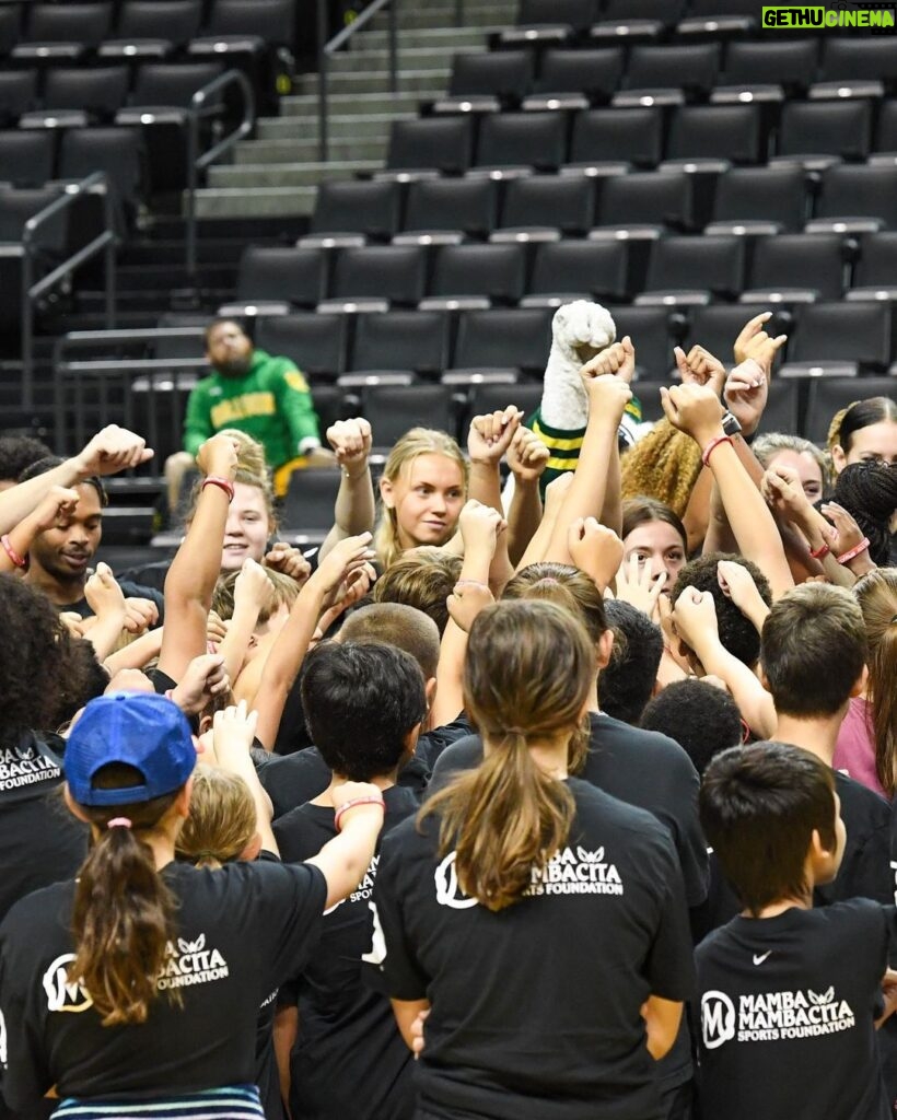 Vanessa Laine Bryant Instagram - 📍Eugene, OR -- Together with @OregonWBB & @OregonMBB, we brought our MMSF Skills Academy basketball camp to the University of Oregon!  The @GoDucks helped us to empower local youth to live an inspired life through Kobe and Gianna’s legacy.  The kids had so much fun with the players, coaches and @TheOregonDuck 🦆 Thank you @oregonwbb and @oregonmbb for making this a fun and enjoyable experience for all the kiddos!  #PlayGigisWay ❤️ #Mamba #Mambacita #MambaForever #GoDucks @mambamambacitasports