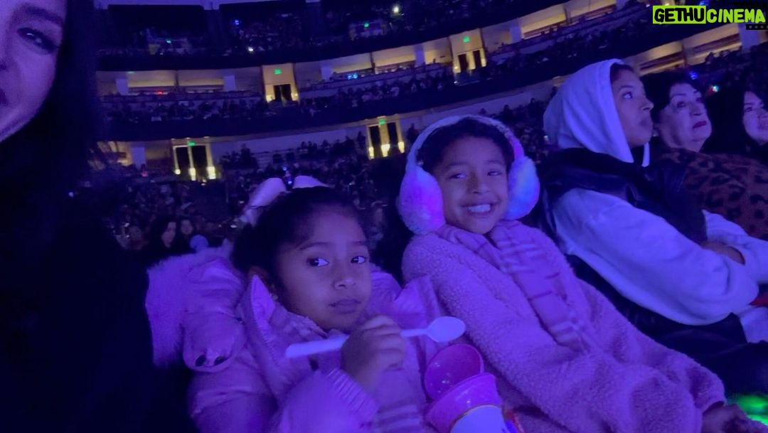 Vanessa Laine Bryant Instagram - #Frozen Disney On Ice 馃 鉀革笍鉀革笍鉂わ笍 #LaFamilia 鉂わ笍 #Encanto 馃彙 #HolidayTradition Honda Center