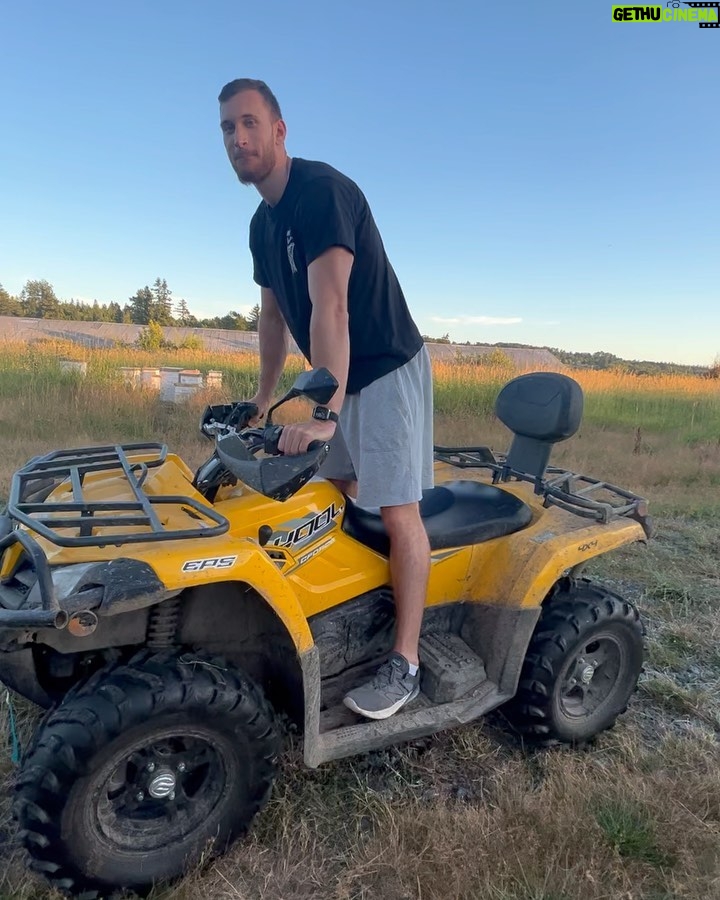 Vanessa Morgan Instagram - 🐎’s & the bf’s farm 🐔🐄♥️🍯 🐝