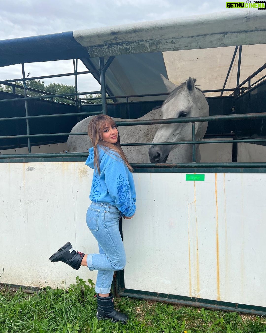 Vanessa Morgan Instagram - 🐎’s & the bf’s farm 🐔🐄♥️🍯 🐝