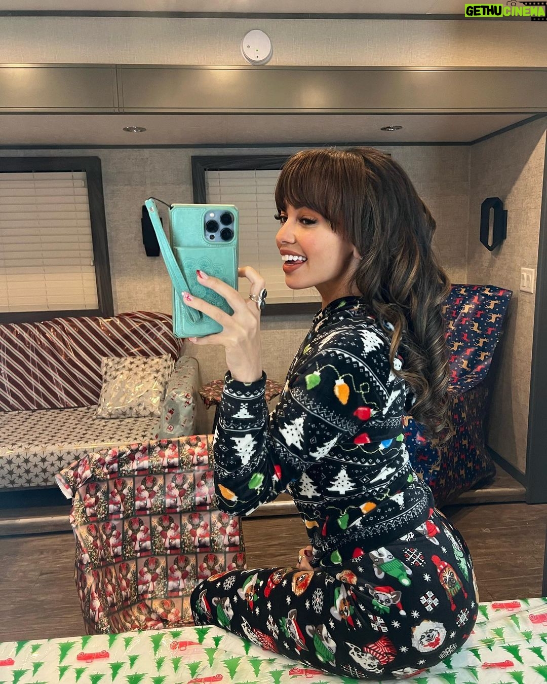 Vanessa Morgan Instagram - Whoever wrapped my trailer in wrapping paper today…You made my day lol 🎁🎄🎅 Officially on Christmas Break woo!