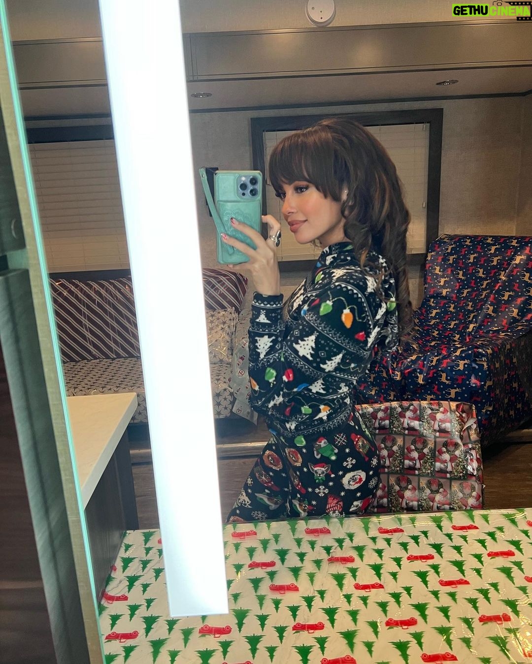 Vanessa Morgan Instagram - Whoever wrapped my trailer in wrapping paper today…You made my day lol 🎁🎄🎅 Officially on Christmas Break woo!