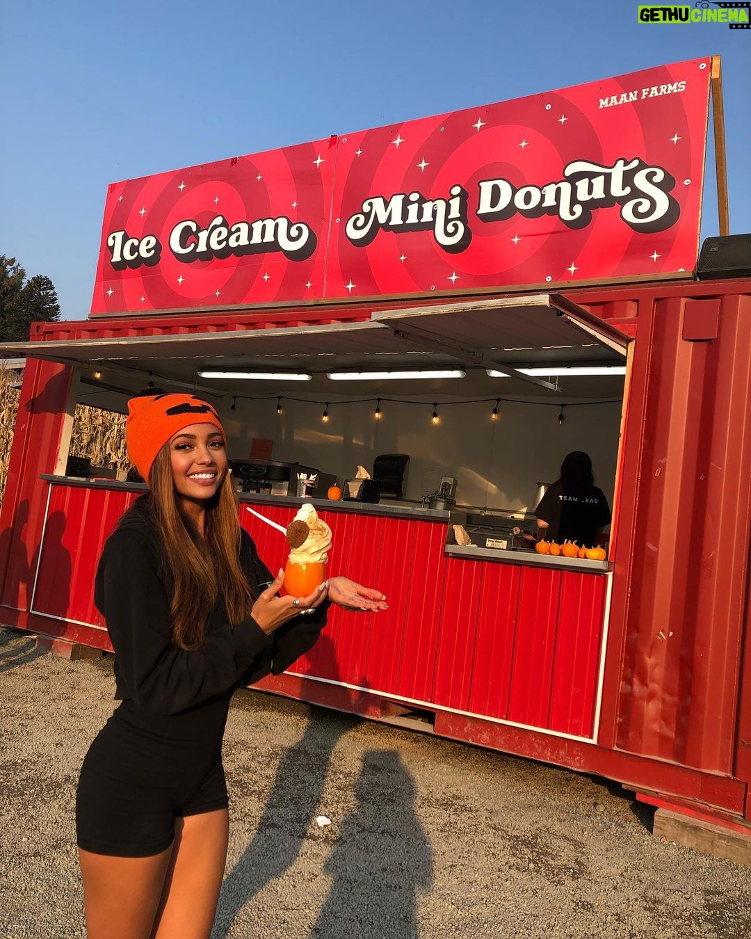 Vanessa Morgan Instagram - Your fav babysitting vampire 🧛🏻♀️🎃♥️ Maan Farms Country Experience & Estate Winery