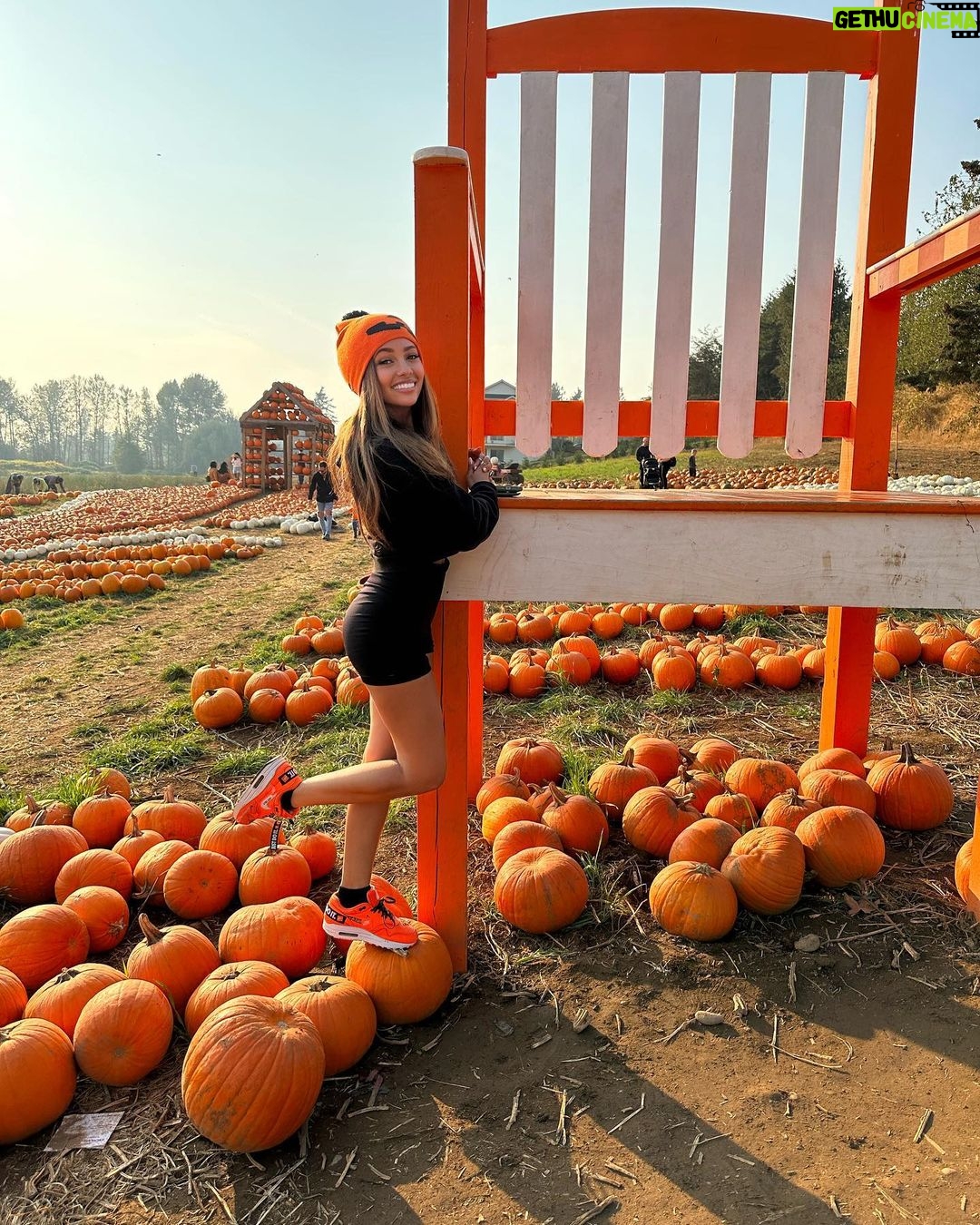 Vanessa Morgan Instagram - Your fav babysitting vampire 🧛🏻♀️🎃♥️ Maan Farms Country Experience & Estate Winery