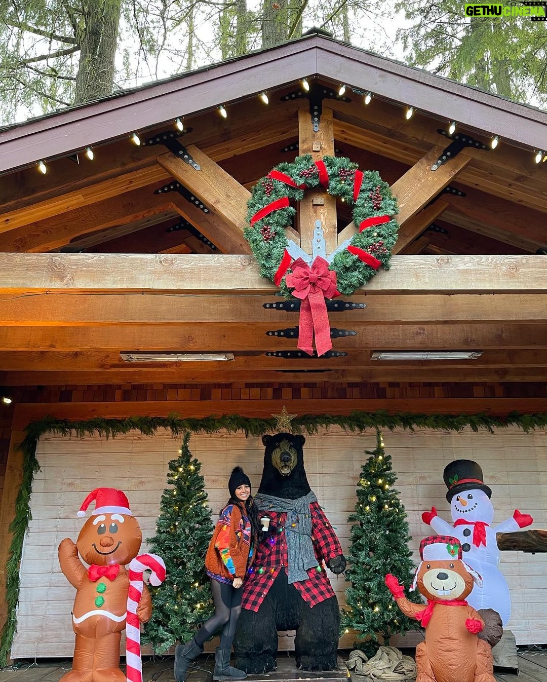 Vanessa Morgan Instagram - Itβs beginning to look a lot like.. ππ
π½βΊοΈ
