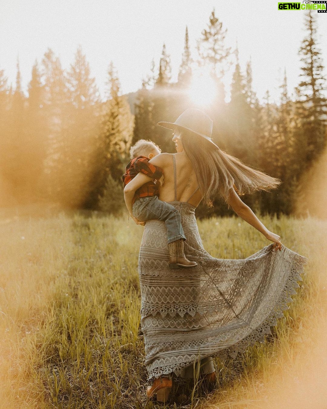 Vanessa Morgan Instagram - Been living in a fairytale these days 🤍 @tawneebreephoto Bozeman, Montana