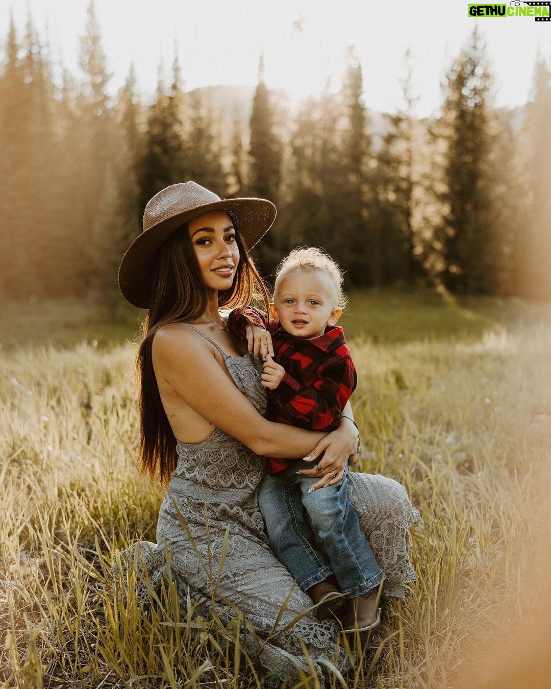 Vanessa Morgan Instagram - Been living in a fairytale these days 🤍 @tawneebreephoto Bozeman, Montana