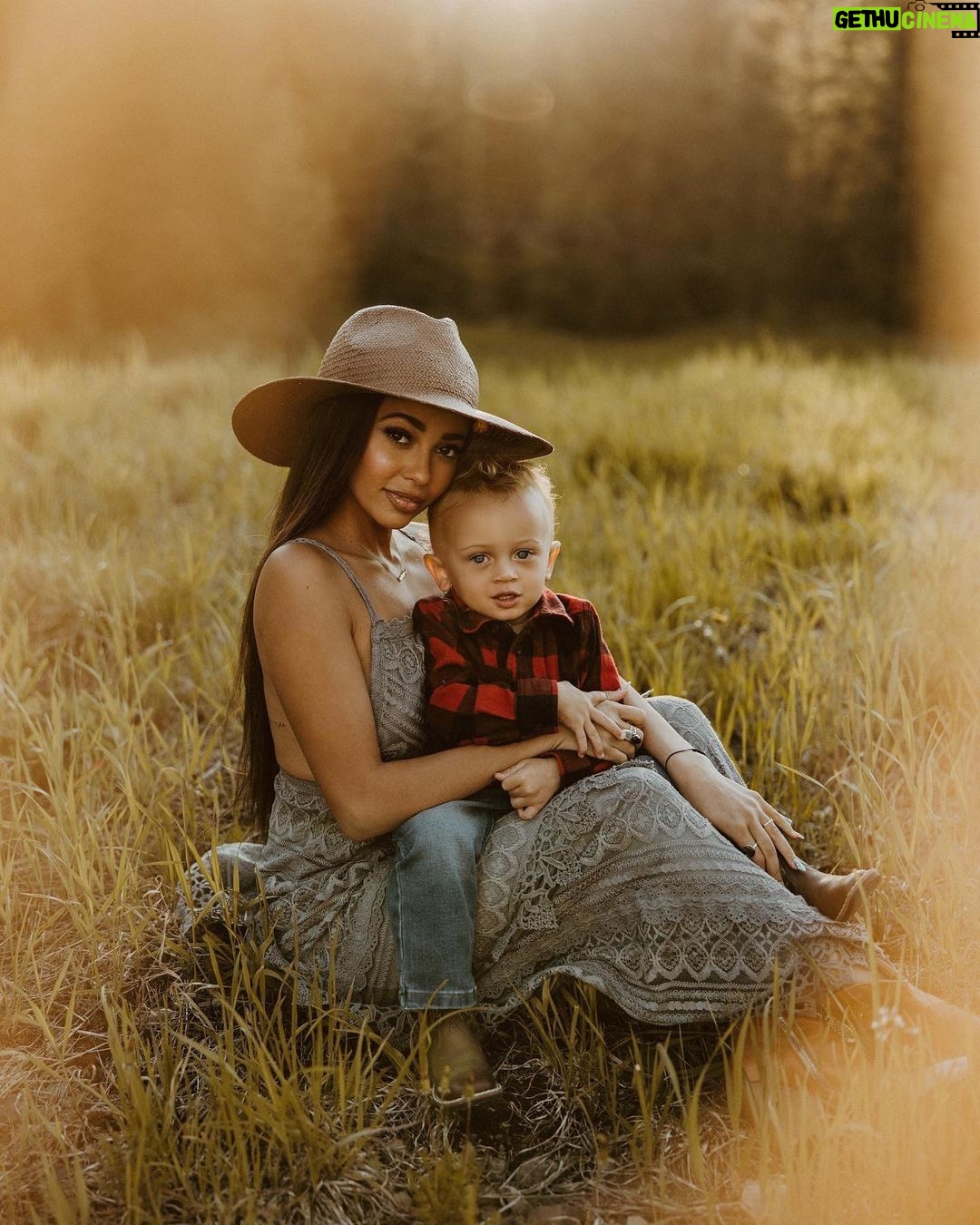 Vanessa Morgan Instagram - Been living in a fairytale these days 🤍 @tawneebreephoto Bozeman, Montana