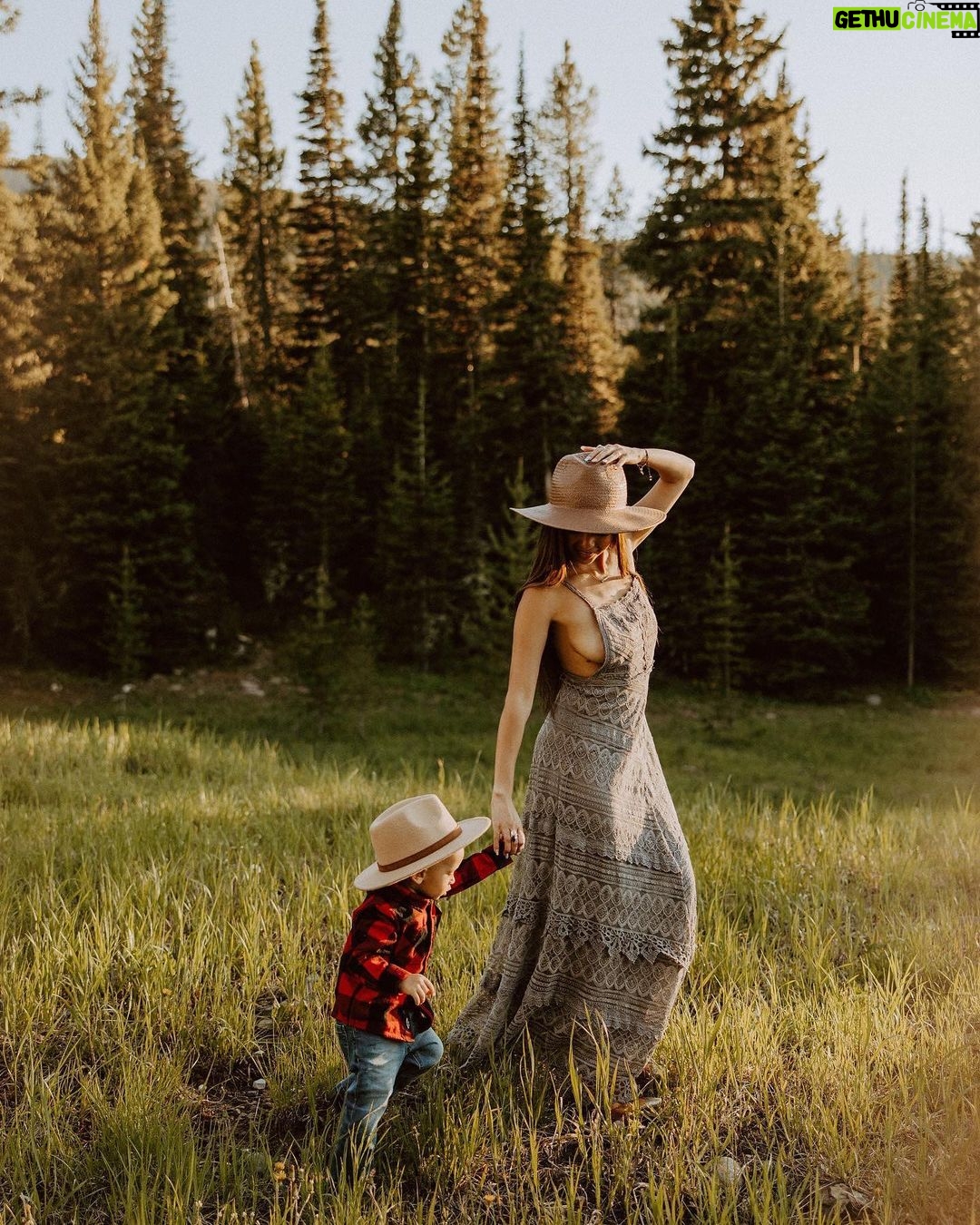 Vanessa Morgan Instagram - Been living in a fairytale these days 🤍 @tawneebreephoto Bozeman, Montana