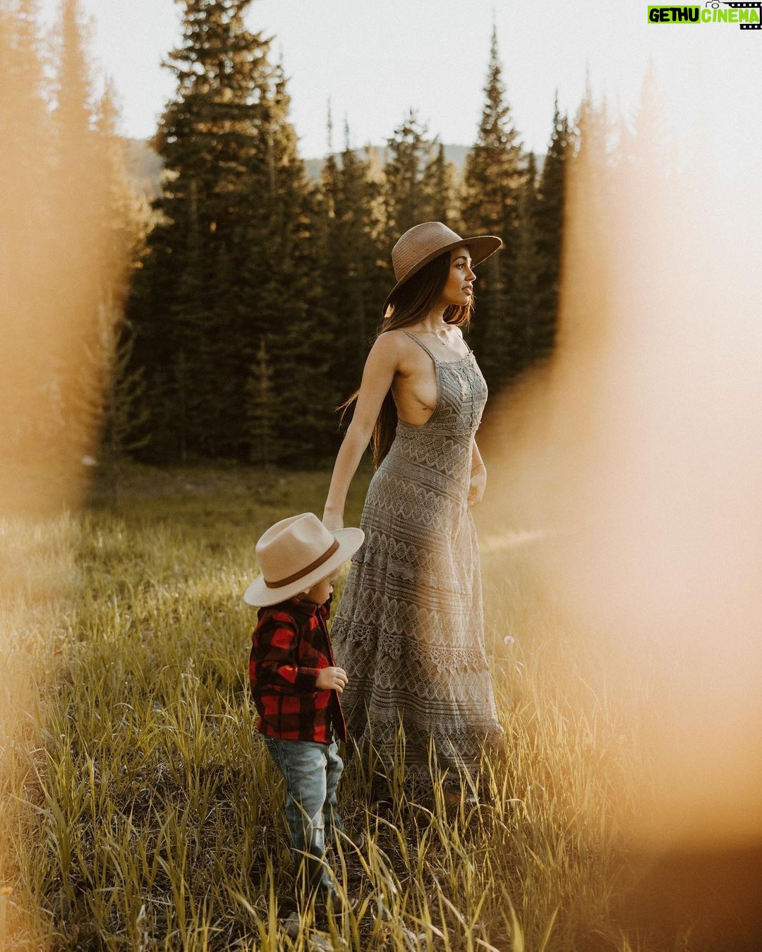 Vanessa Morgan Instagram - Been living in a fairytale these days 🤍 @tawneebreephoto Bozeman, Montana