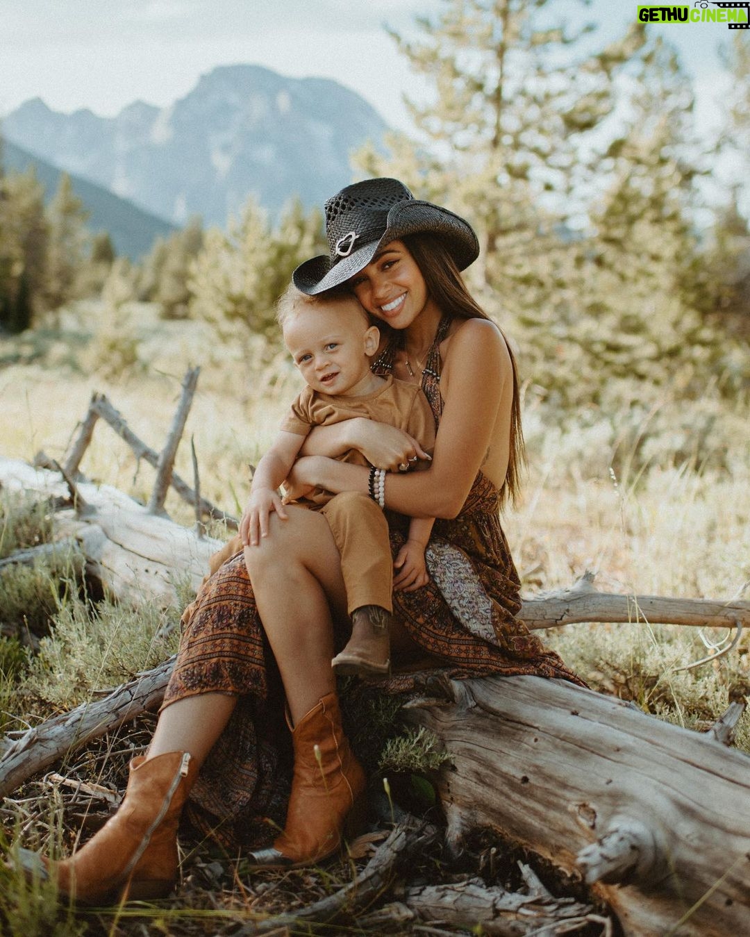 Vanessa Morgan Instagram - Free 🕊 …Thankyou @jaidenrichanphotos for documenting this chapter in Wyoming.