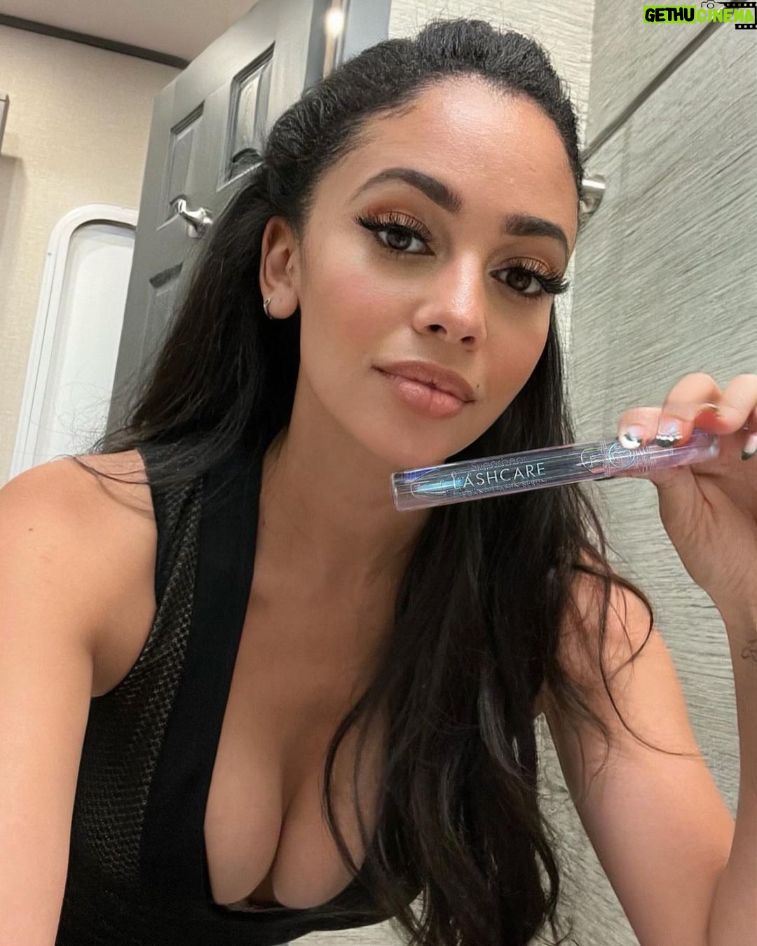 Vanessa Morgan Instagram - @sugarbear ad Results are in... and my lashes have never felt better thanks to @sugarbearlashcare ✨ My extensions feel more comfortable now that I have a strong lash base. Have any of you guys tried it? Lmk what you think xo #Sugarbear #sugarbearlashcare