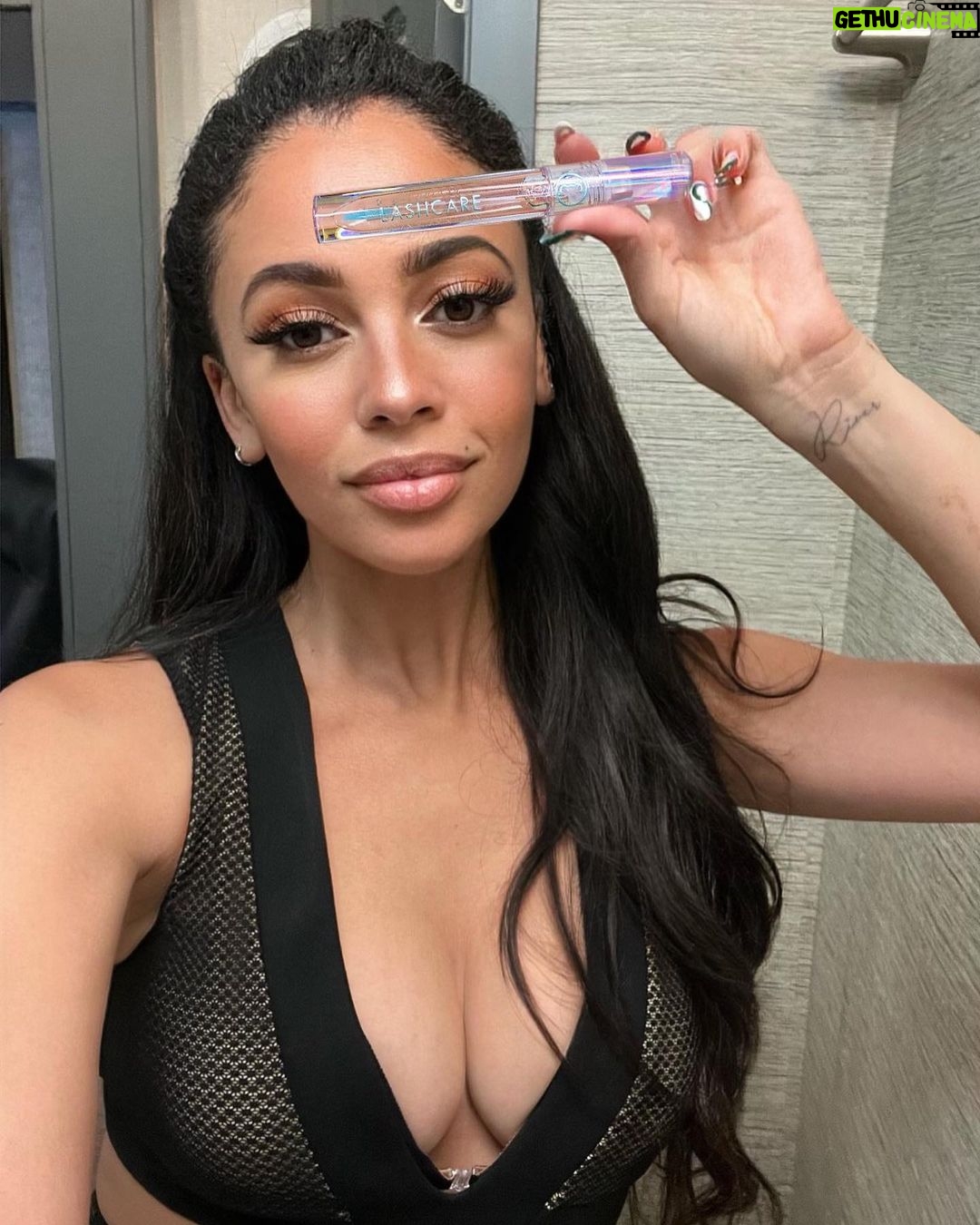Vanessa Morgan Instagram - @sugarbear ad Results are in... and my lashes have never felt better thanks to @sugarbearlashcare ✨ My extensions feel more comfortable now that I have a strong lash base. Have any of you guys tried it? Lmk what you think xo #Sugarbear #sugarbearlashcare