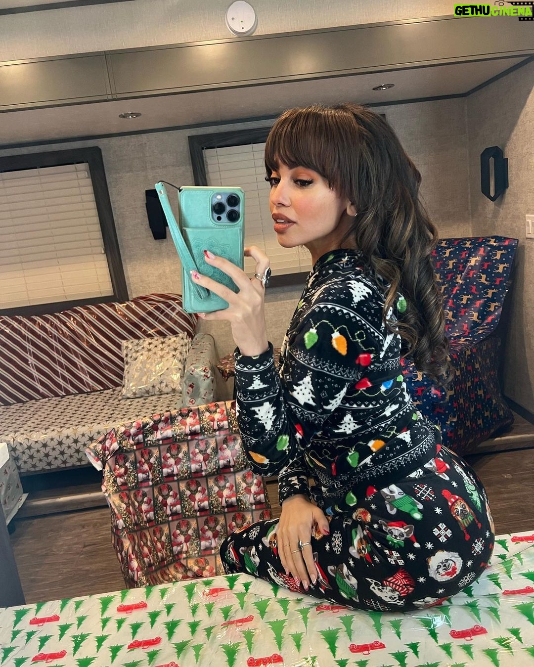 Vanessa Morgan Instagram - Whoever wrapped my trailer in wrapping paper today…You made my day lol 🎁🎄🎅 Officially on Christmas Break woo!