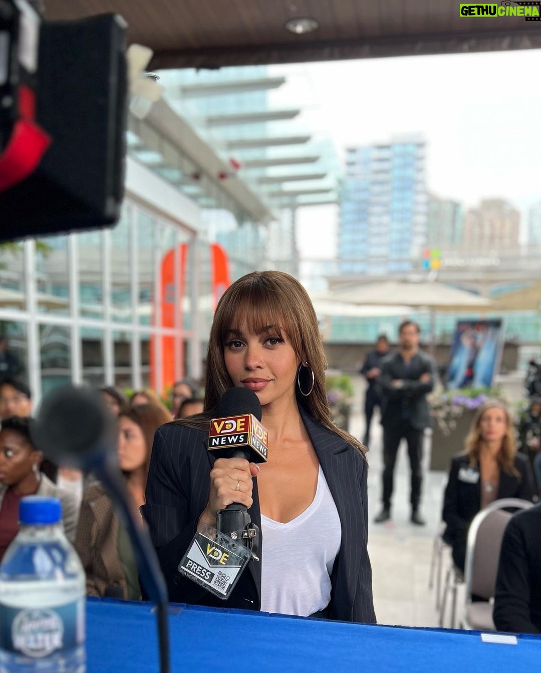 Vanessa Morgan Instagram - Any guesses why this is one of my fav episodes? 💋Tune in TONIGHT! 📺 @cwwildcards