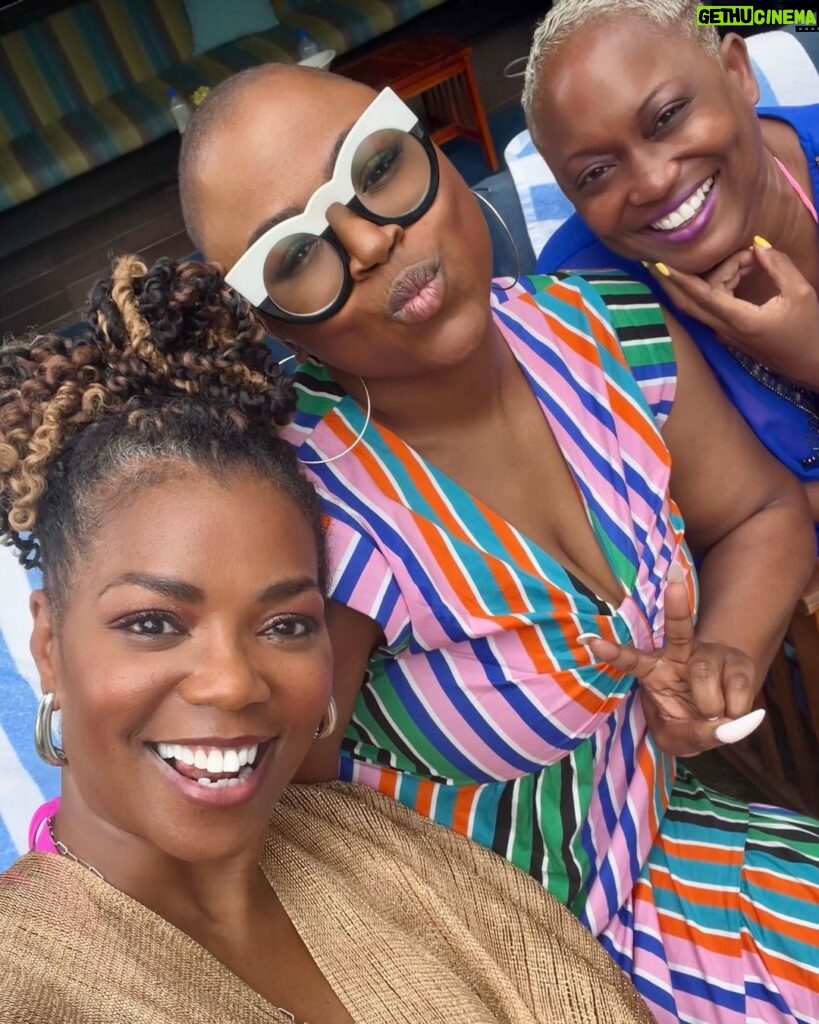 Vanessa Williams Instagram - Poolside with my DMV homegirls! @candacewrites @heycoachwalker LOVE these WISEwomen! #clubhousehomies What #Clubhouse has brought together…let no one put asunder!