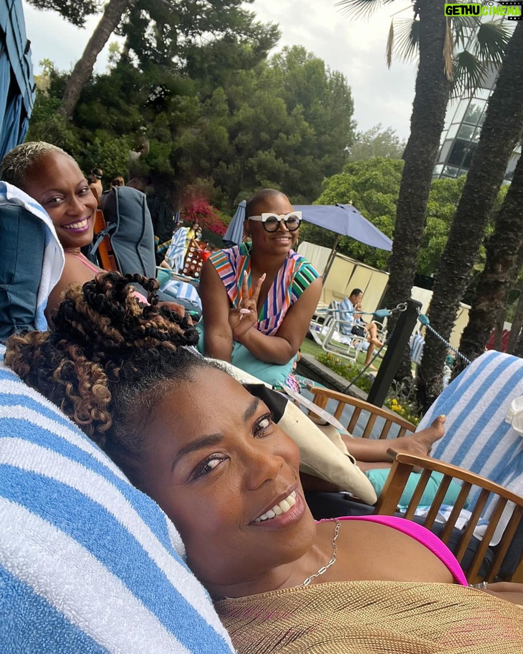 Vanessa Williams Instagram - Poolside with my DMV homegirls! @candacewrites @heycoachwalker LOVE these WISEwomen! #clubhousehomies What #Clubhouse has brought together…let no one put asunder!