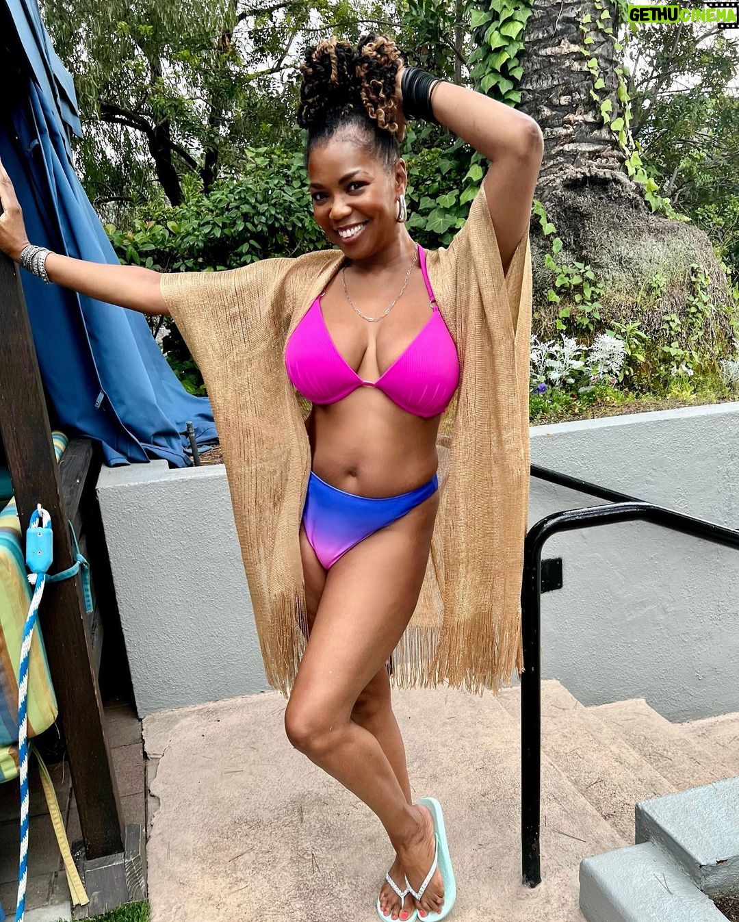 Vanessa Williams Instagram - Poolside with my DMV homegirls! @candacewrites @heycoachwalker LOVE these WISEwomen! #clubhousehomies What #Clubhouse has brought together…let no one put asunder!