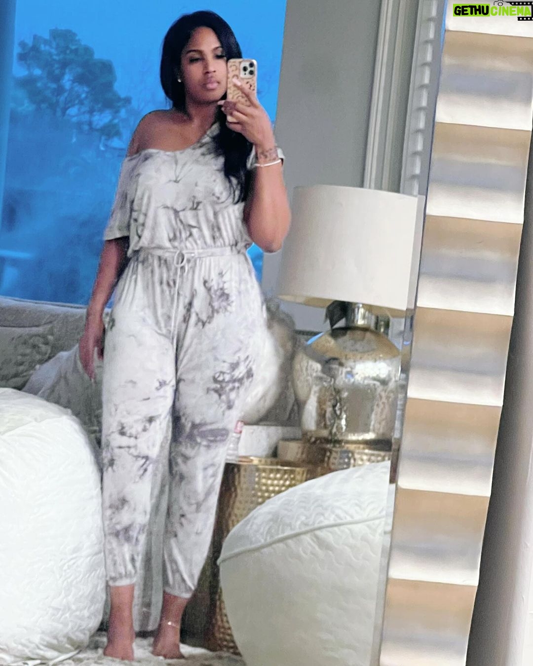 Vanity Alpough Instagram - 🎼Walk’n past the mirror, whew…. You know the rest😜 #Cardi #WallPalatesKickingIn Home Sweet Home