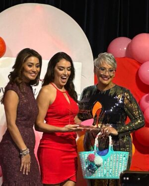 Vannessa Vasquez Instagram - What an honor be spend Latina Equal pay day in my hometown Houston at the @poweronheelsf events with all of these Latina Baddies 

Thank you for my Power Latina award 🥇 I’m still crying 😭 

Thank you Yvette Mayo for having me ! You’re a s shero!! 

Thank you to our sponsors @united @goyafoods @cbaldwinhotel @chase @cocacola 

#sisepuede #pagame #latinaequalpay